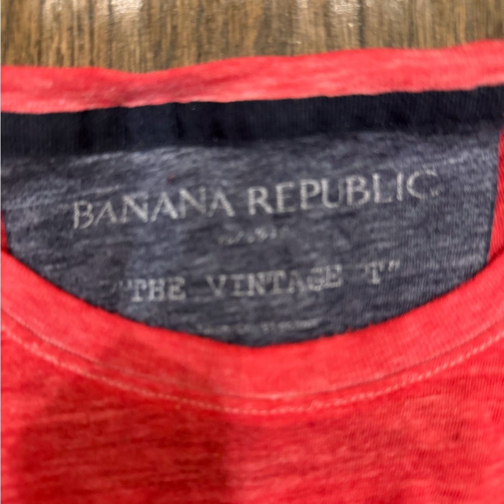 Banana Republic Men’s Heather Red Short Sleeve Crew Tee - Picture 2 of 3